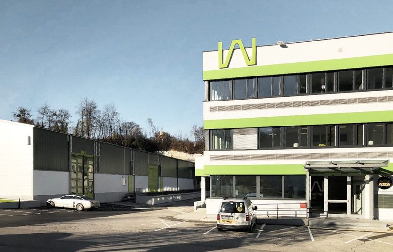 Zufahrt und Hof mit Bürohaus 1 und angrenzender Halle