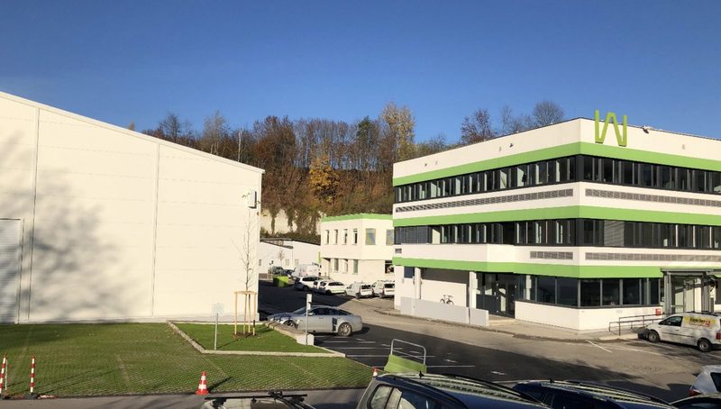 Hof im Waldner Park mit Betriebshalle, Bürohaus und Parkplätzen
