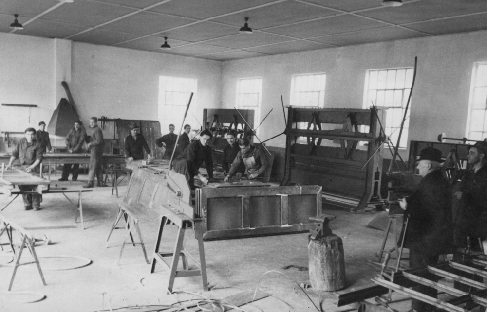 Historische Werkstatt mit Arbeitern in der Werkshalle